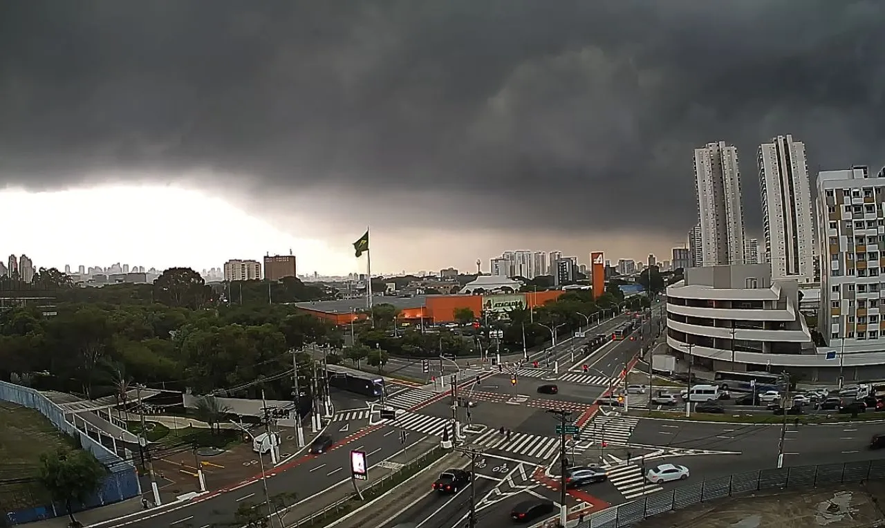 A imagem mostra o avanço de chuva em São Paulo
